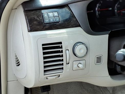 Used 2009 Cadillac DTS Base image 17