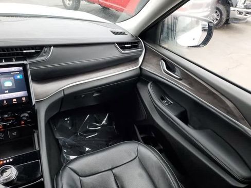 Used 2023 Jeep Grand Cherokee L Limited w/ Luxury Tech Group II image 15