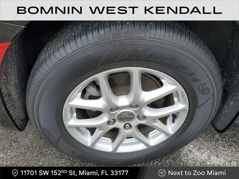 Used 2025 Chrysler Pacifica Select image 9