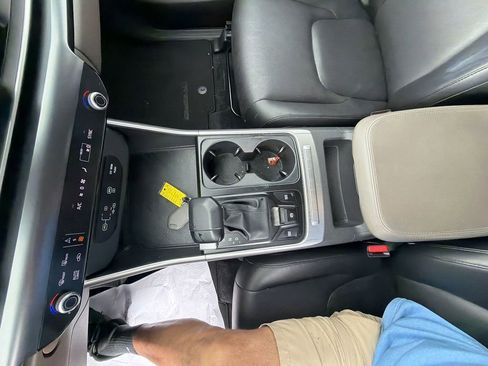 Used 2025 Kia Carnival FWD image 19