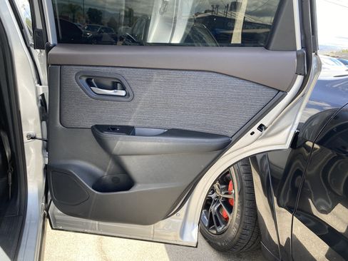 Used 2022 Nissan Rogue SV FWD image 19