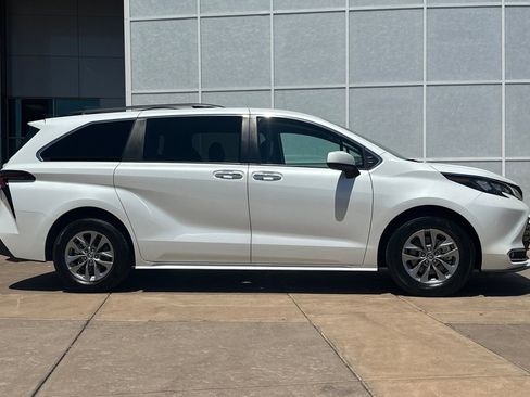 Certified 2024 Toyota Sienna XLE FWD image 3