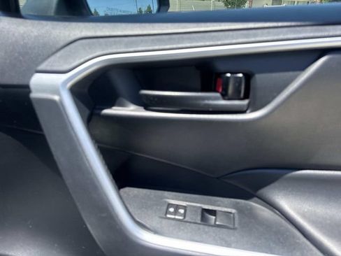 Used 2021 Toyota RAV4 LE AWD/4WD image 14