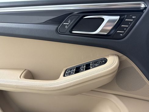 Certified 2025 Porsche Macan image 33