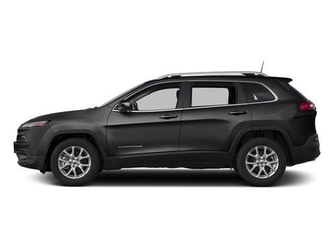 Used 2018 Jeep Cherokee Latitude Plus w/ Cold Weather Group AWD/4WD image 3