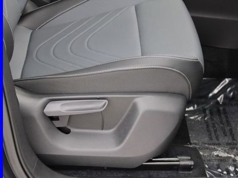 Used 2025 Volkswagen Tiguan SE image 19