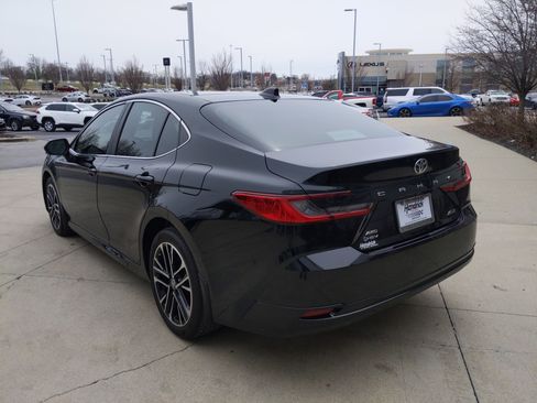 Used 2025 Toyota Camry XLE image 3