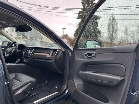 Used 2021 Volvo XC60 T5 Momentum w/ Advanced Package image 11