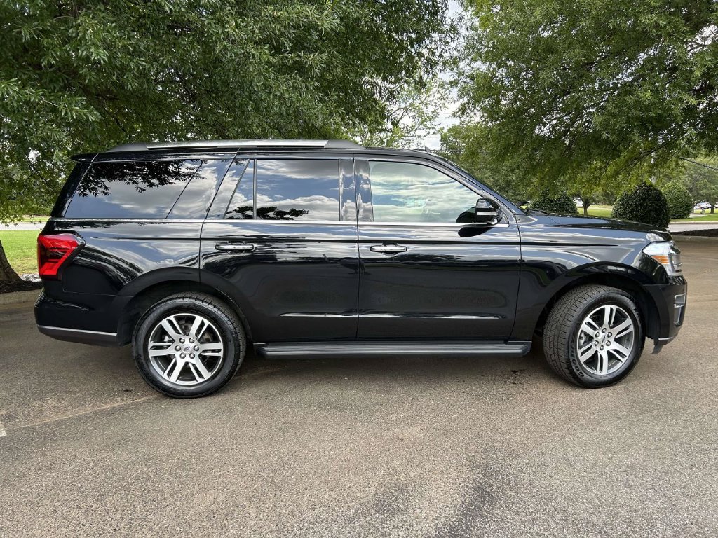 Used 2024 Ford Expedition Limited AWD/4WD image 2