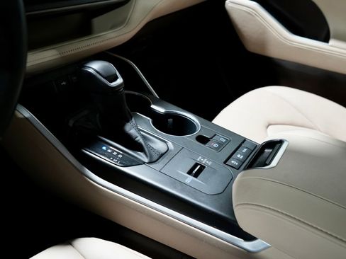 Used 2021 Toyota Highlander XLE image 21