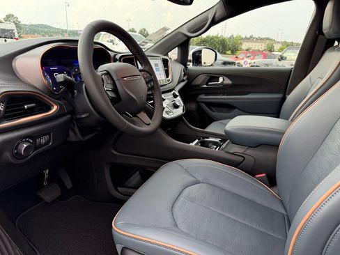 New 2027 Chrysler Pacifica Pinnacle w/ Theater Group FWD image 4