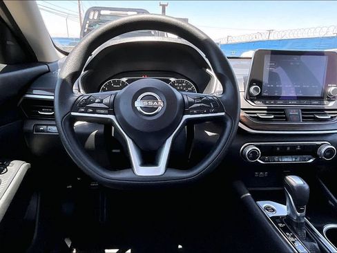 Used 2024 Nissan Altima 2.5 SV FWD image 6