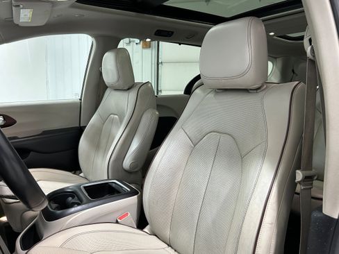 Used 2020 Chrysler Pacifica Limited image 26