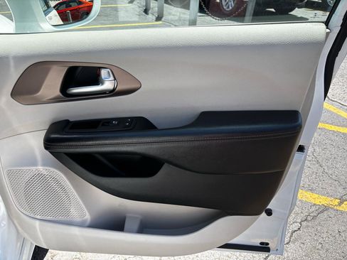 Used 2018 Chrysler Pacifica Touring-L FWD image 26