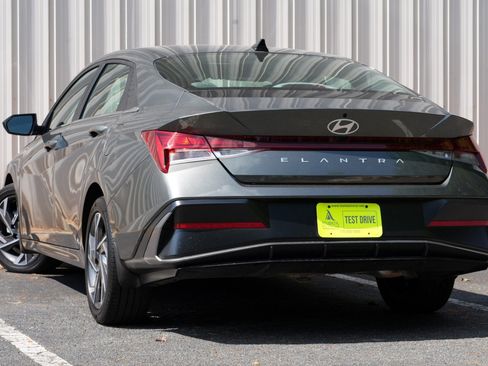 Used 2025 Hyundai Elantra SEL FWD image 5