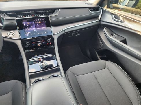 Used 2025 Jeep Grand Cherokee Laredo X image 19