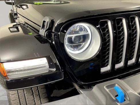 Used 2022 Jeep Wrangler Unlimited Sahara w/ Cold Weather Group AWD/4WD image 32