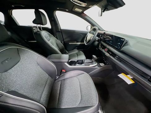New 2025 Kia K4 GT-Line image 28
