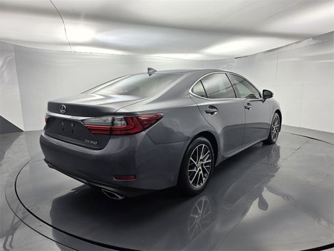 Used 2018 Lexus ES 350 w/ Luxury Package w/Wood Trim image 4