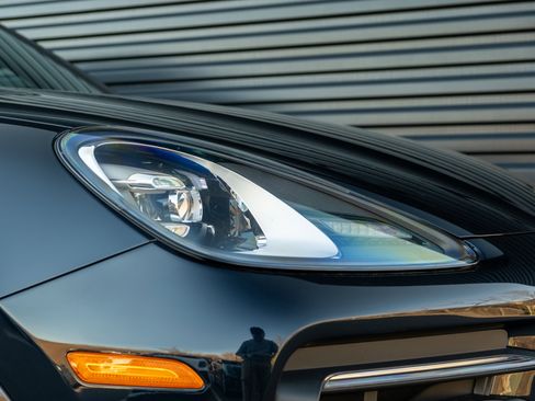 Certified 2023 Porsche Cayenne Platinum Edition image 40