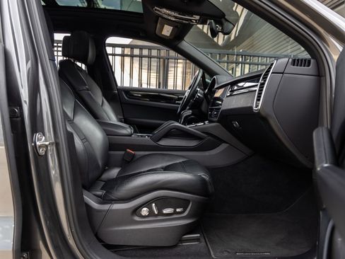 Certified 2019 Porsche Cayenne image 37