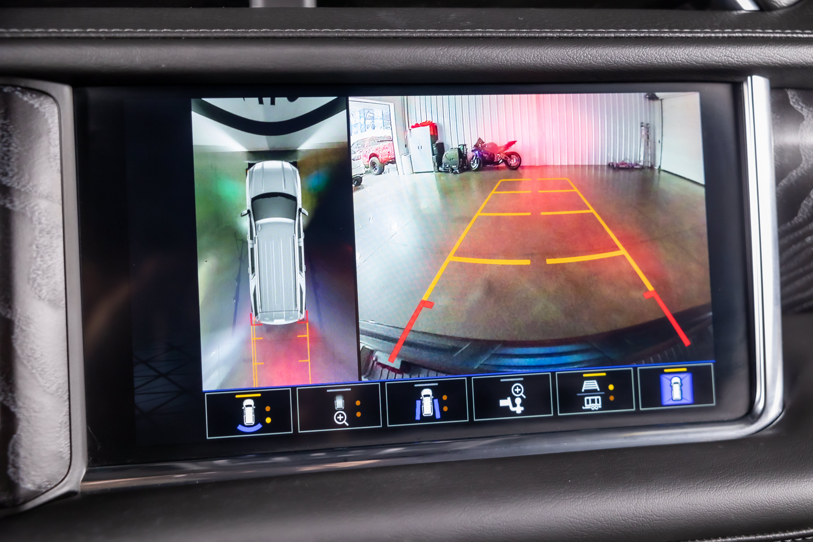 Used 2023 GMC Yukon XL Denali AWD/4WD image 12