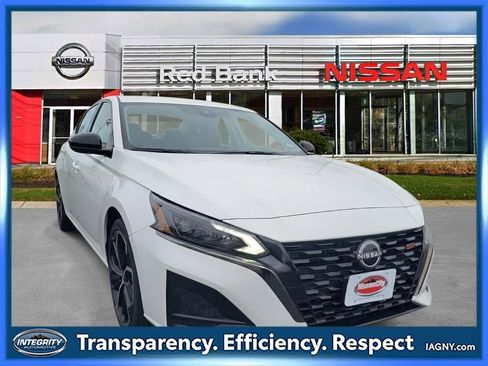 Used 2024 Nissan Altima 2.5 SR image 2
