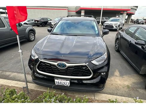 Used 2022 Toyota Highlander LE FWD image 3