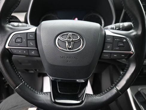 Used 2021 Toyota Highlander XLE AWD/4WD image 16