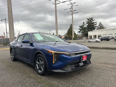 Used 2025 Kia K4 LXS image 3