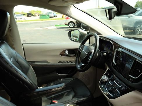 Used 2018 Chrysler Pacifica Touring-L FWD image 59
