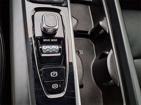 Used 2019 Volvo XC60 T5 Momentum w/ Multimedia Package image 19