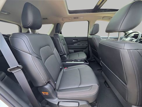 New 2026 Nissan Pathfinder SL image 10