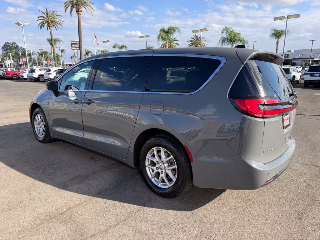 Used 2025 Chrysler Pacifica Select FWD image 4