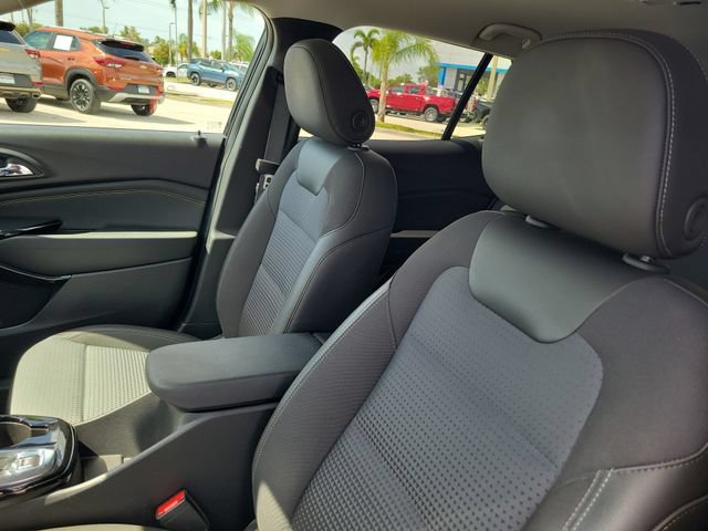 Used 2025 Chevrolet Trax LT FWD image 14