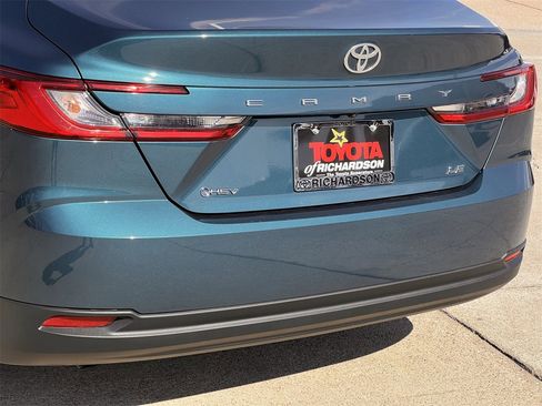 Used 2025 Toyota Camry LE image 6