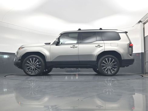 Used 2024 Lexus GX 550 w/ Accessory Package (2T) image 20