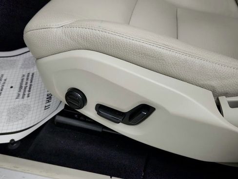 Used 2024 Volvo XC60 T8 Plus image 11