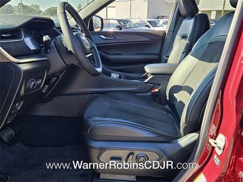 New 2025 Jeep Grand Cherokee Altitude image 5