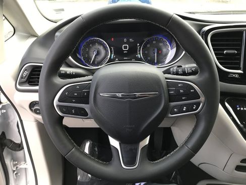Used 2024 Chrysler Pacifica Touring-L FWD image 20