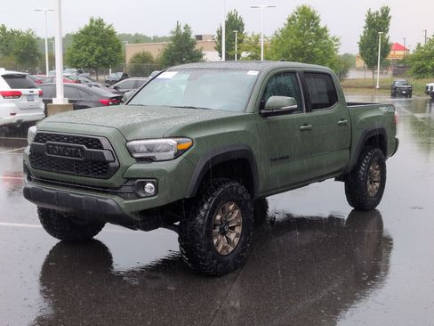 Used 2021 Toyota Tacoma TRD Off-Road w/ TRD Premium Off Road Package AWD/4WD image 8