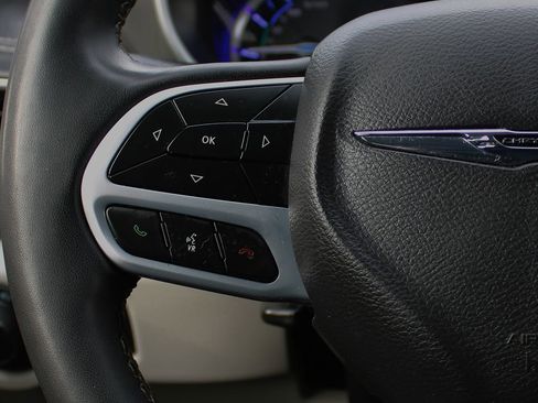 Used 2023 Chrysler Pacifica Touring-L image 24