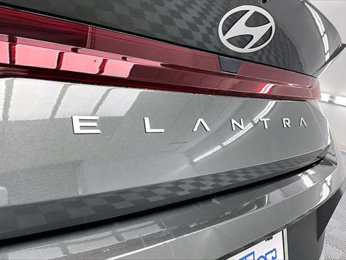 Used 2024 Hyundai Elantra SE image 8