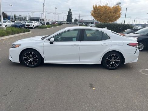 Used 2020 Toyota Camry SE image 8