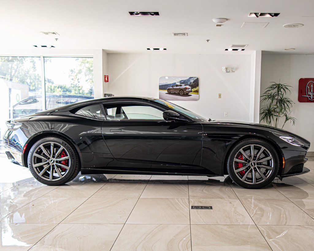 Used 2018 Aston Martin DB11 Coupe RWD image 9