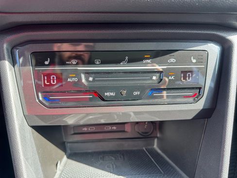 Used 2022 Volkswagen Tiguan SE w/ Panoramic Sunroof Package image 21