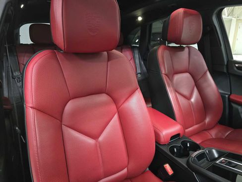 Used 2024 Porsche Macan image 11