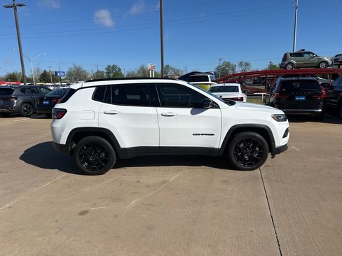 Used 2025 Jeep Compass Latitude w/ Altitude Special Edition AWD/4WD image 4