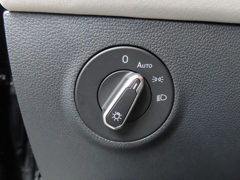 Used 2025 Volkswagen Taos SE image 46