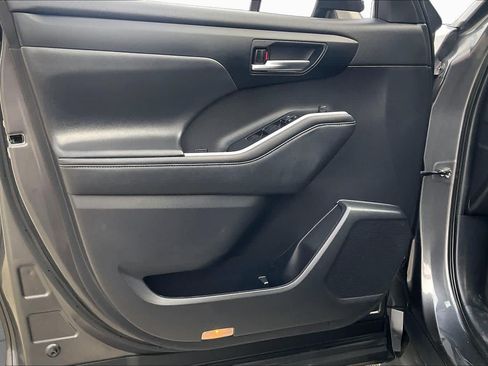 Used 2021 Toyota Highlander XLE FWD image 22